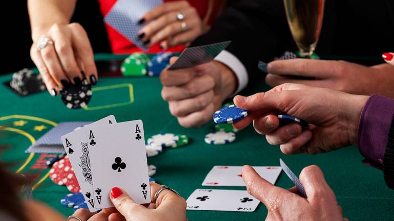 Online Casinos vs. Land-Based Casinos Which Offers a Better Gambling Experience?